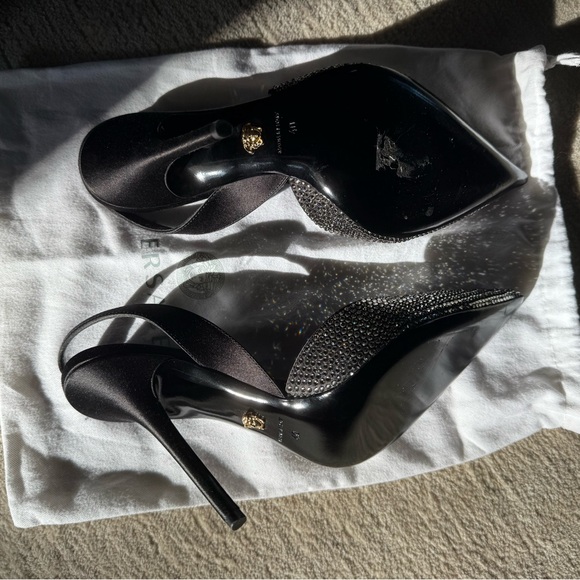 Rare limited edition Nero-Oro Versace sling backs. Size 40. never worn outside. - Picture 10 of 10